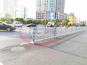 道路（lù）護（hù）欄